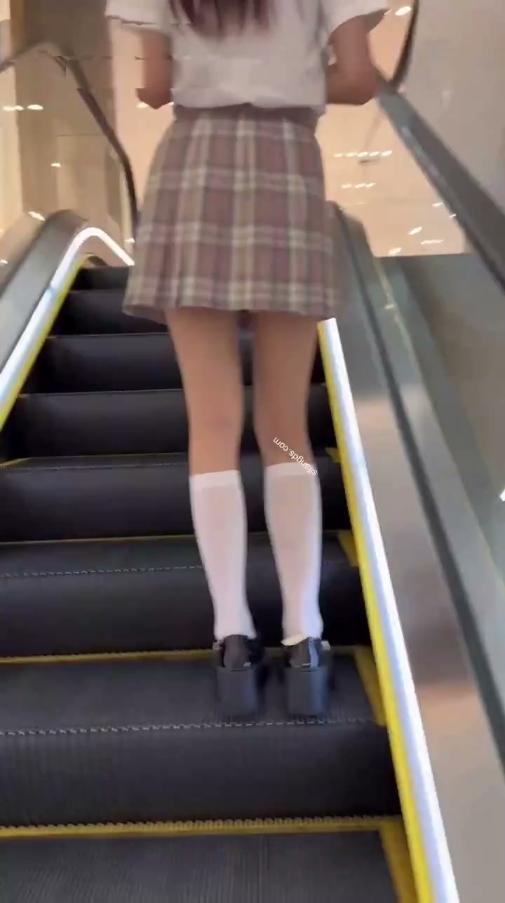 超反差170白丝JK长腿美女 图片 3