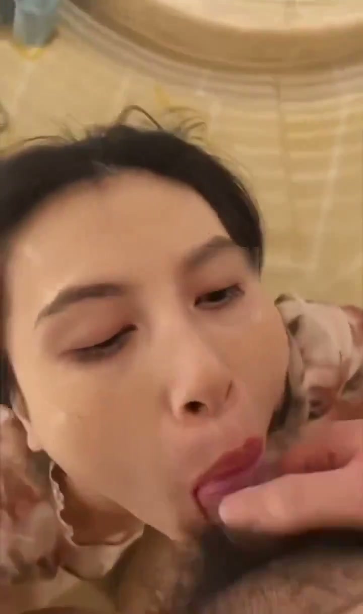 奔驰4s女销售,线下组织车友聚会的时候认识的,我经常逗她说我要升级s级,现在的车有点开腻了,为了业绩时不时就找我聊天,有天心血来潮问她要不要一起出来吃个饭,没想到她真的就出来了,快四十的姐姐叫爸爸是真的扛不住 图片 2